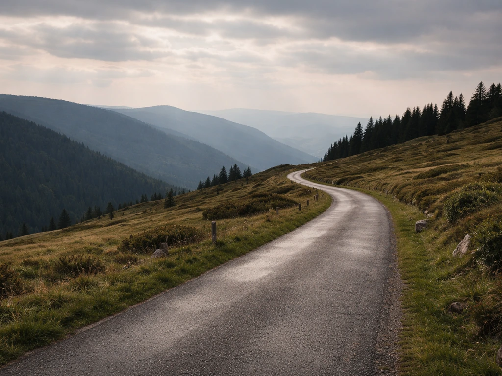 Route de crête dans les Vosges, prairies et forêts au loin, ambiance brumeuse entre Col du Calvaire et Gazon du Faing