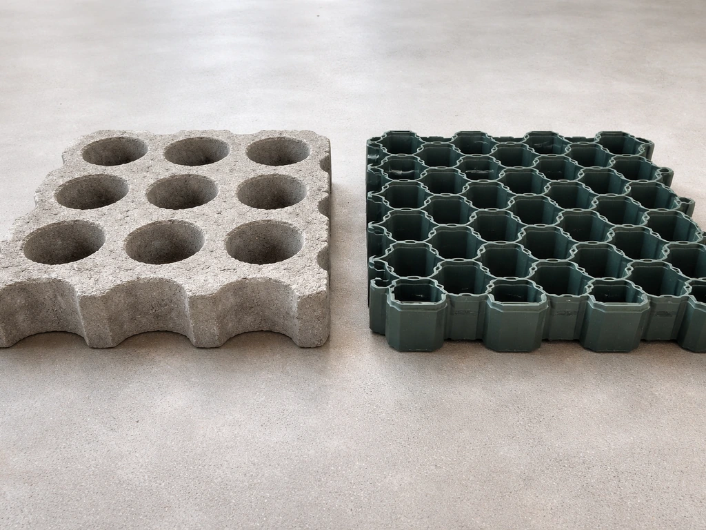 Comparaison de deux dalles de sol : une dalle gazon en béton et une dalle alvéolée en plastique.