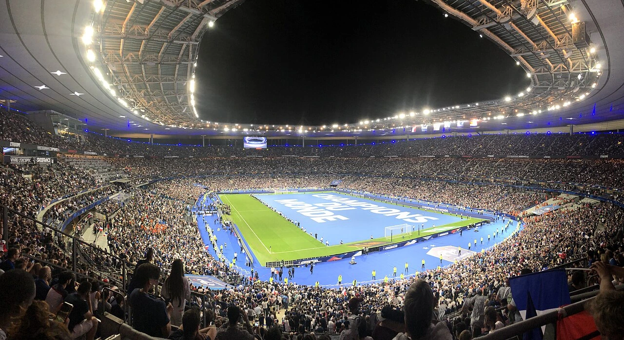 Intérieur du Stade de France lors d’un match, avec tribunes pleines et pelouse au centre