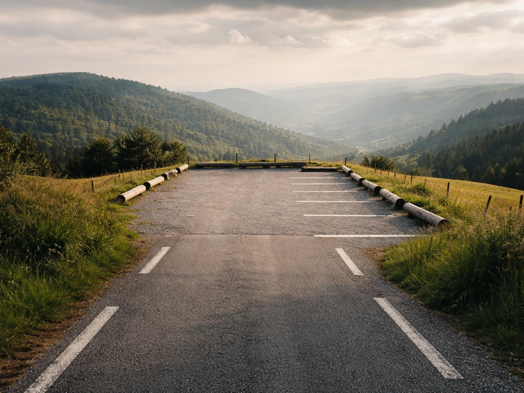 Route de crête menant à un petit parking près de l’aire du Gazon du Faing, ambiance vosges au naturel.