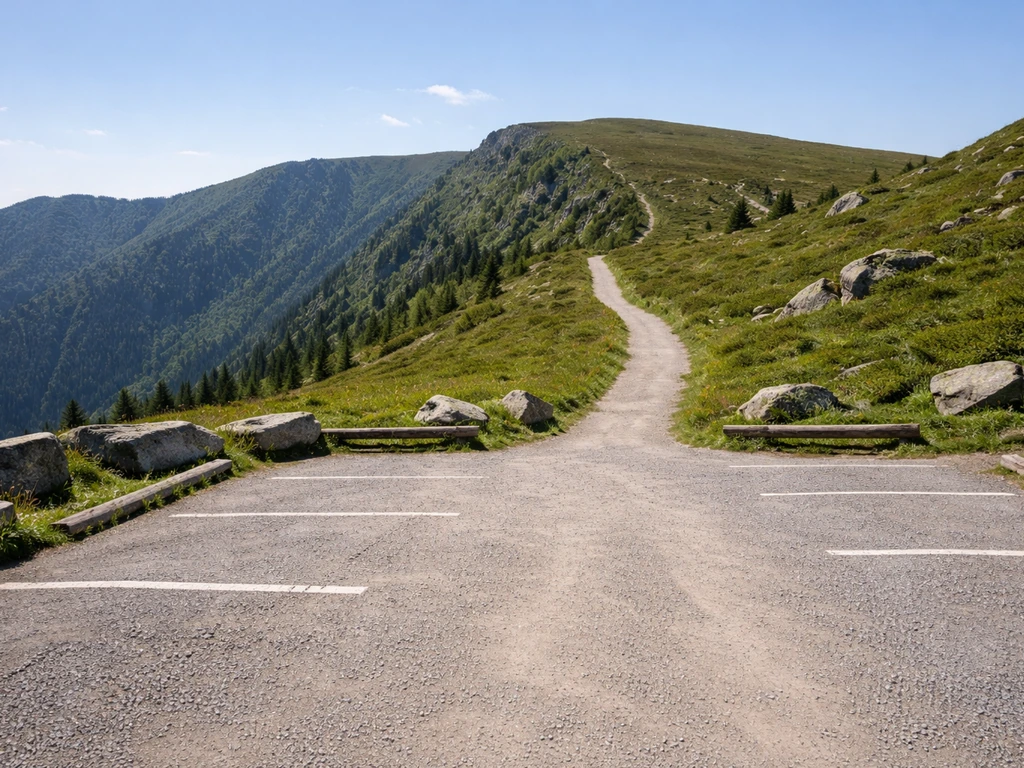 Stationnement au col, chemin vers les crêtes et les prairies du Gazon du Faing en montagne
